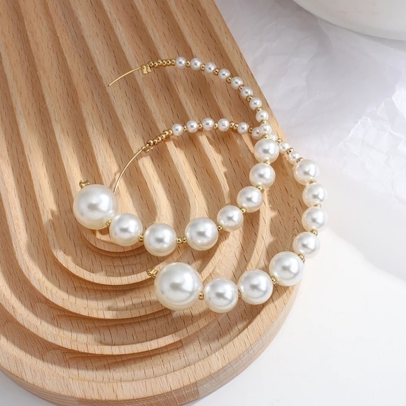 🍒 Pearl Studded Hoops - Picture 7 of 12